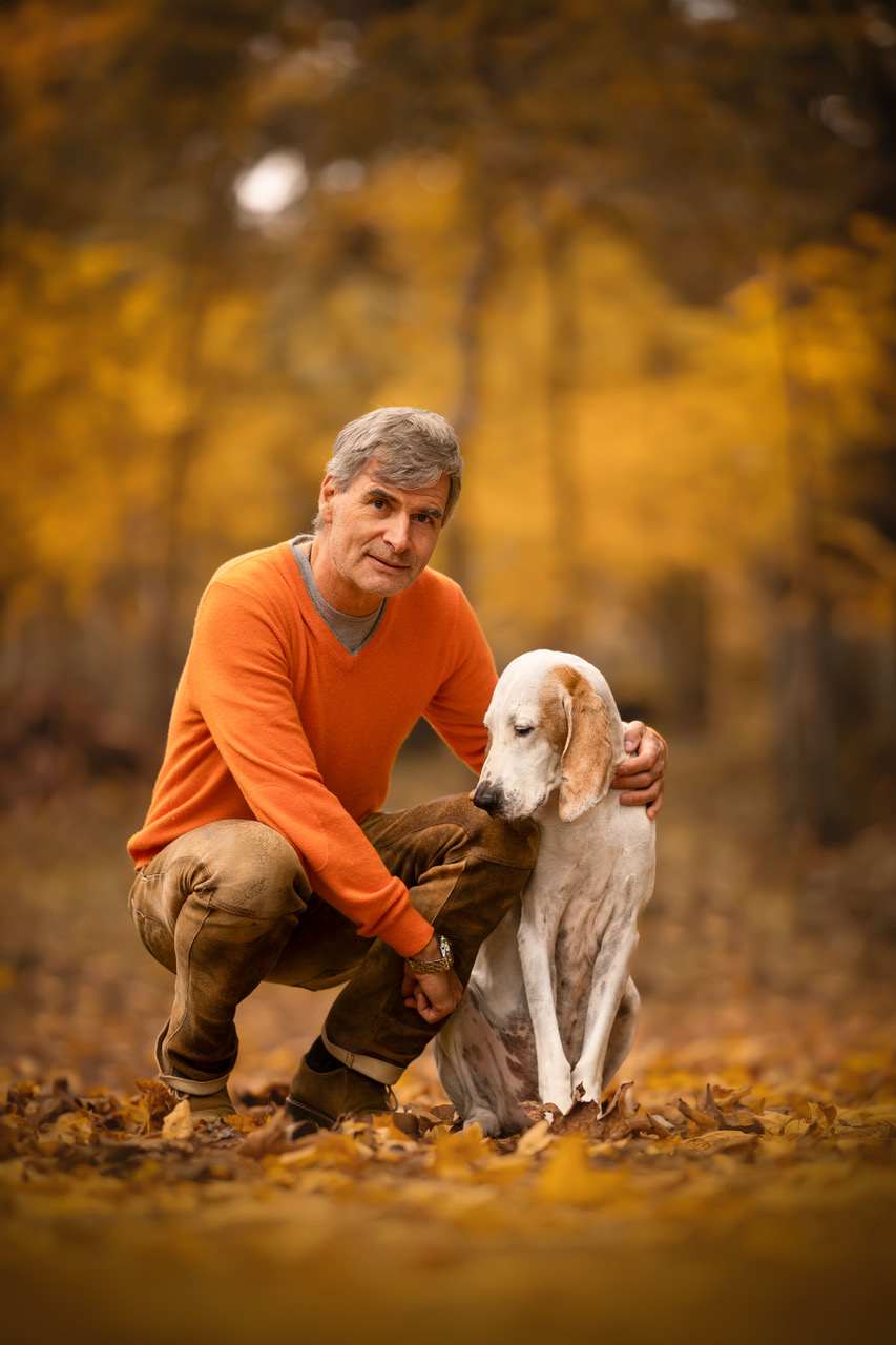 Rüdiger R. Obländer mit seinem Hund in herbstlicher Natur