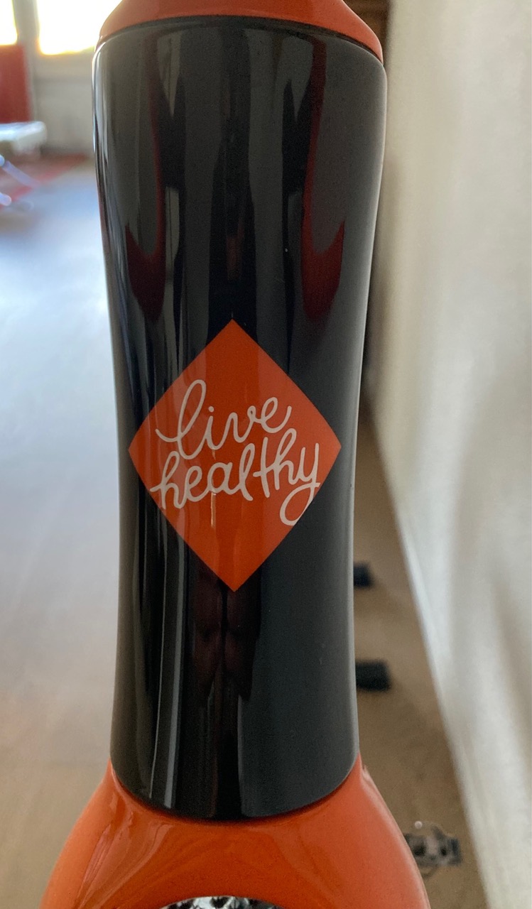 Detail am Rennvelo mit der Botschaft Live healthy